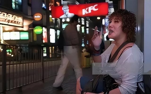 邵氏艳星余莎莉,两婚两离,晚年摆摊为生,父亲是抗日名将余程万