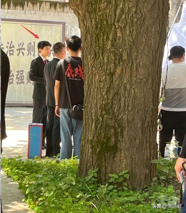 成毅拍戏被偶遇，身材消瘦像大学生，靳东面部发福被嘲像大叔