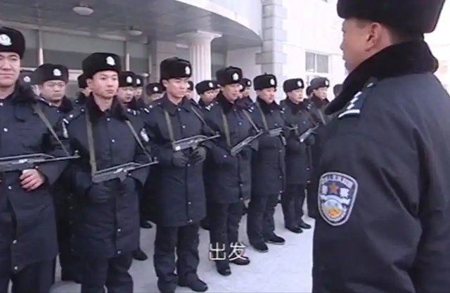 00年,岳阳书记离任时,却猛然发现自己连市委大门都走不出,为何