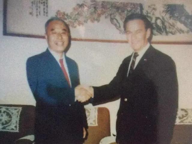 1989年,美军飞行员退役后访华:我想见见当年击落我战机的那个人