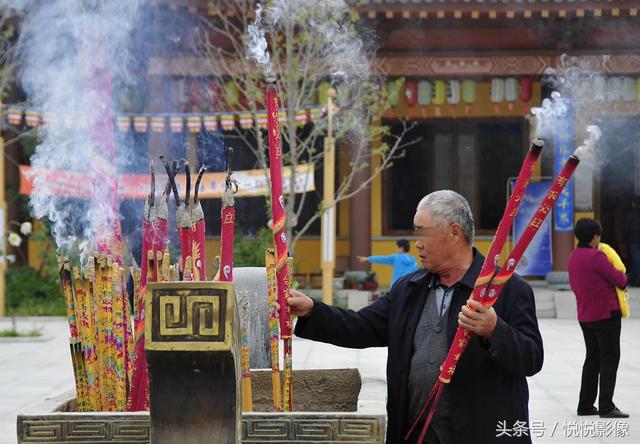 实拍：清明假期寺院上香礼佛10张图
