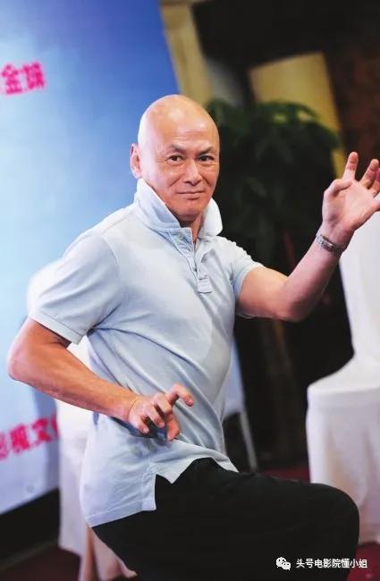 刘家辉中风10年露面,轮椅代步,败给成龙的《醉拳3》令人叹息