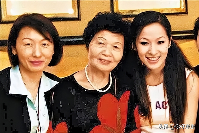 44岁萧亚轩,18年换17位男友,对象均不超过25岁,至今未婚未育