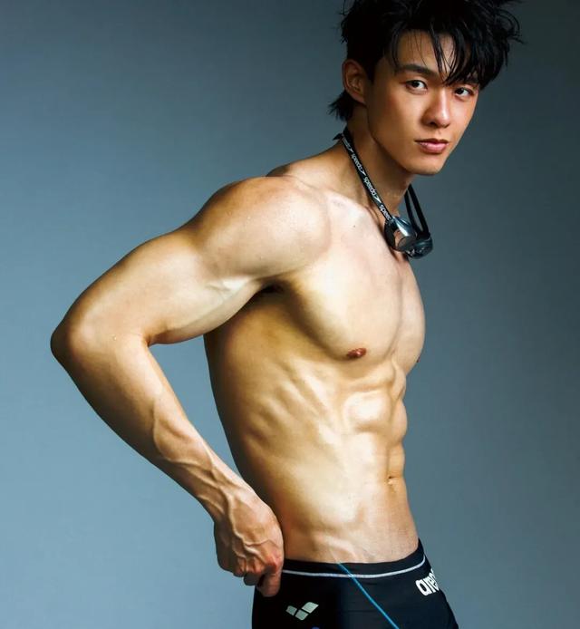 腹肌小奶狗大变身!《风度》杂志封面,性感得让人窒息!