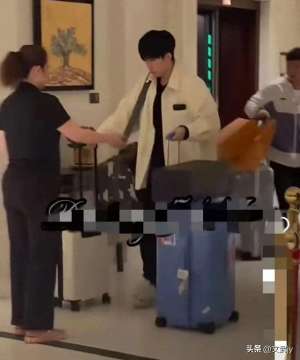 佳佳影院(国乒凯旋回京：王楚钦大包小包，莎莎佳佳被围拍，曼昱陈幸同聊天)