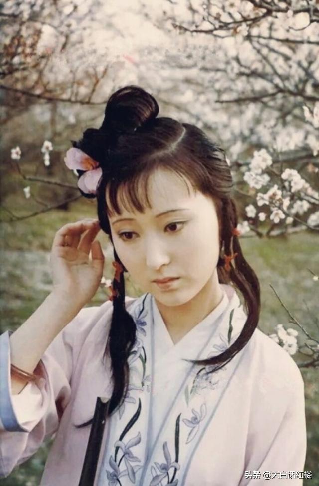 黛玉活了十七年,最后在花冢中溘然长逝