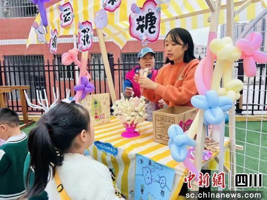 南充嘉陵:萌娃变身“小老板” 孝心集市热闹开市