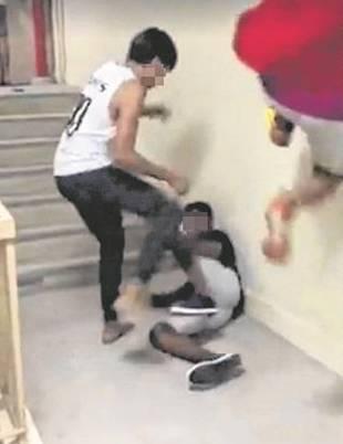 少年被群殴成人肉沙包，居然还被拍成视频