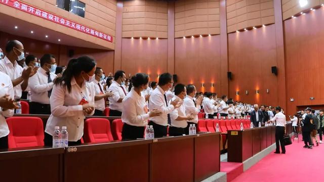 杨善洲的扮演者李雪健老师和党代表一同观看电影《杨善洲》