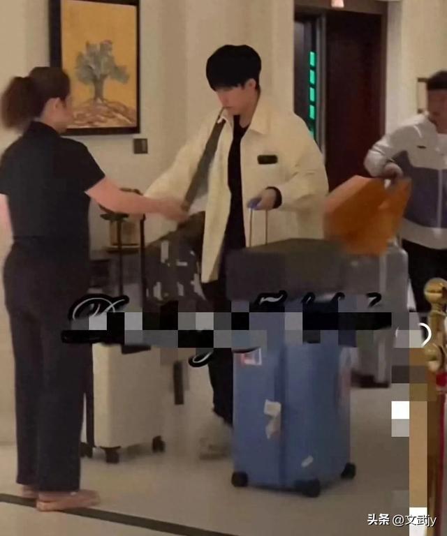 国乒凯旋回京:王楚钦大包小包,莎莎佳佳被围拍,曼昱陈幸同聊天