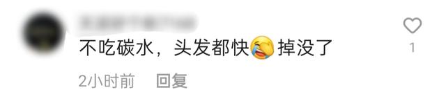 高晓松暴瘦26斤后现身街头,脸部松垮气色差,被指减肥后脱发严重