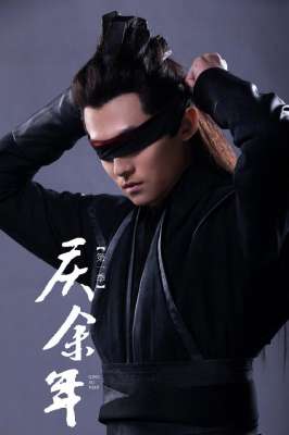 庆余年五竹扮演者(佟梦实《庆余年》饰五竹叔，帅气的脸庞下有着怎样的一双眼睛)