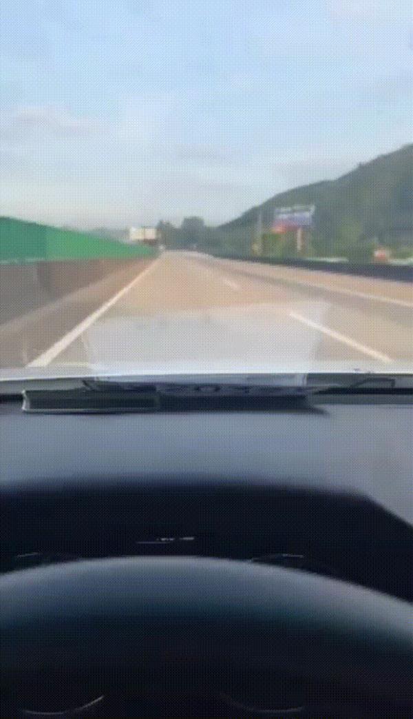 “帮我问问交警,限速120,我开220算不算超速?”