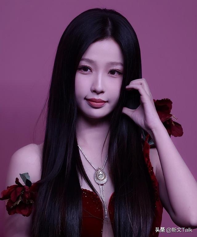 深圳这一夜,赵露思、林允的胸,虞书欣的臀,都败给了朱珠的深V