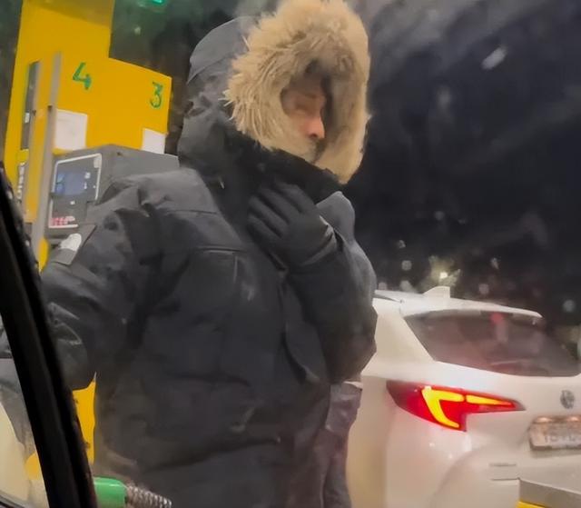 男演员关楚耀冰岛自驾游出意外!遭遇暴风雪致车门无法关上,妻子拼命爬出车外求救