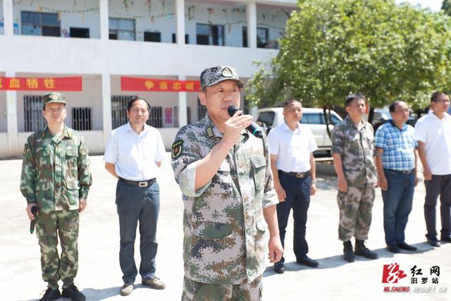200武警官兵抵汨罗市磊石垸 黄大军朱平波一线慰问