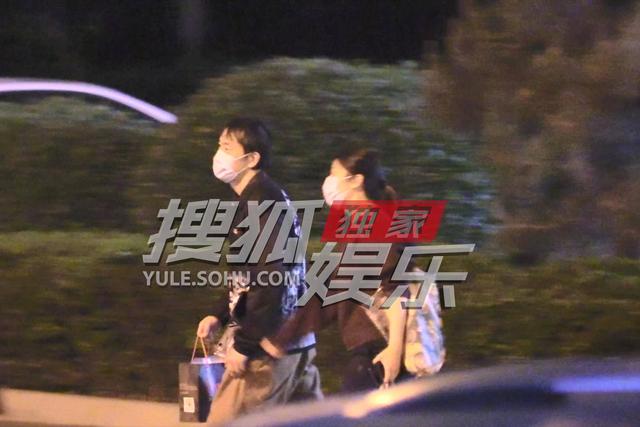 廖凡和妻子霍昕买面包 头发油腻装扮轻松