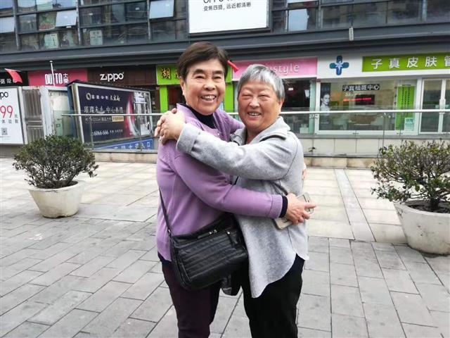 民警热心牵线,校园闺蜜阔别53年再相逢