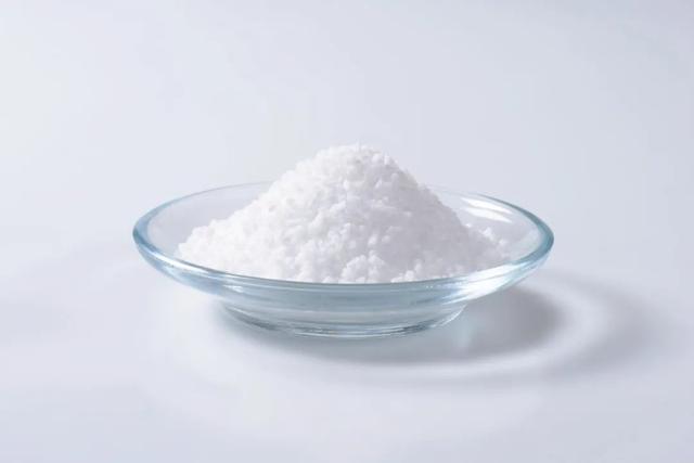 买食用盐,“精盐”和“海盐”该怎么选?加碘盐和无碘盐哪个更好?