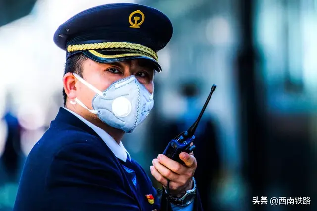 列车长顾雪峰:危难时刻,我不上谁上?