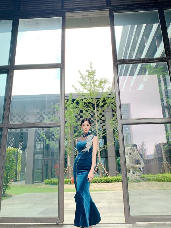 “亚洲第一美女”克拉拉,穿旗袍优雅又妩媚,依旧遮不住的性感