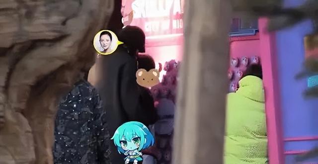 章子怡带儿子去游乐园 抽到奖品兴奋庆祝画面温馨