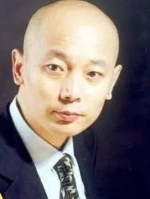 36岁王珞丹罕曝素颜！黑眼圈浓重显惊悚，发际线堪忧被指撞脸葛优