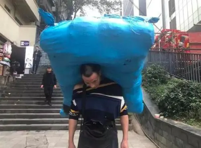 山城棒棒军冉光辉,十年前父子合照爆红网络,如今买房遭质疑?