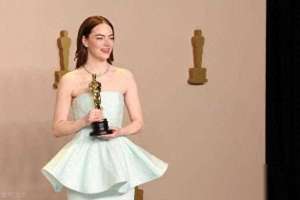 三点全露的电影(艾玛史东2夺影后电影三点全露，史上最大胆震撼)