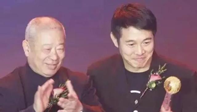 吴京春节拜访朋友,与李连杰等武术界大咖重逢,师父吴斌坐C位