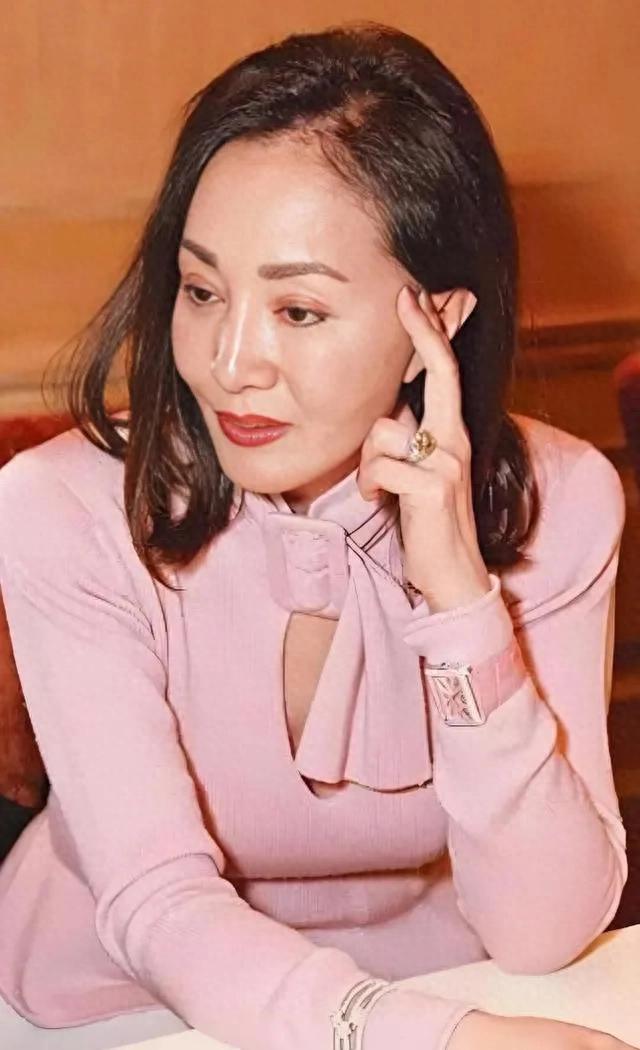 何丽丽:家族风云中的坚韧玫瑰