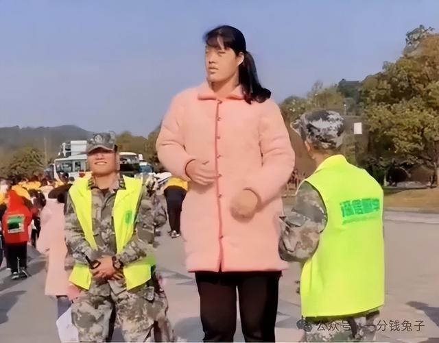 湖南女巨人|23岁高2.3米网红流感病逝 父拒领骨灰