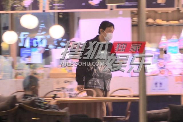 廖凡和妻子霍昕买面包 头发油腻装扮轻松