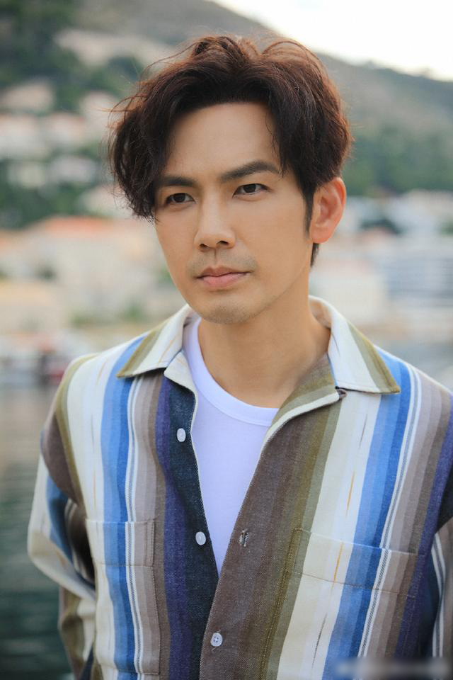 从“一线男神”到“销声匿迹”,47岁的钟汉良,怎么突然不红了?