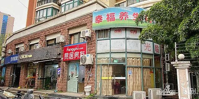 学校旁开了6家足浴店,家长试探后吓坏:“有女的穿着暴露”