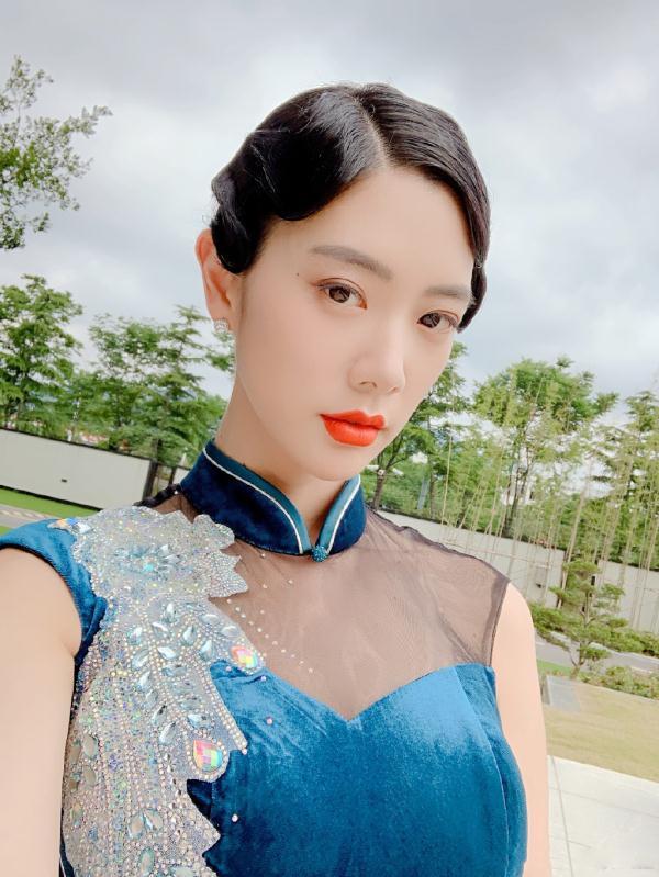 “亚洲第一美女”克拉拉,穿旗袍优雅又妩媚,依旧遮不住的性感