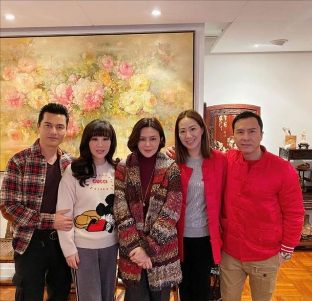 58岁关之琳与吕良伟同框,贴身热舞不似半百老人,不老容颜引回忆