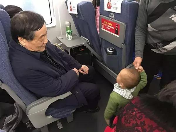 王菲终于掀起了演唱会门票潜规则的大公开｜小巴看一周