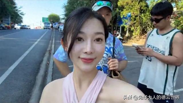 德云社烧饼妻子晒国外游玩Vlog,好身材令人羡慕,不像生俩娃的人