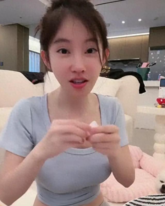 冯提莫尺度越来越大,直播洗头又走光?网友:怎么养的变化这么大