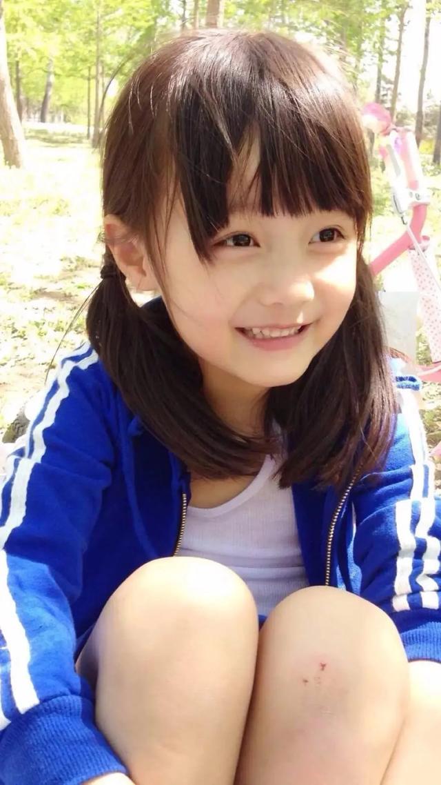 赵薇“女儿”3岁演公主,7岁被全网禁止整容,如今17岁美得不敢认