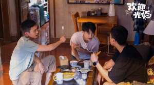 李雪导演(《欢迎光临》导演李雪：张光正是有勇气实现“白日梦”的平凡青年)