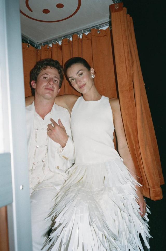 “断眉”查理·普斯婚后现身 与爱妻意大利度蜜月