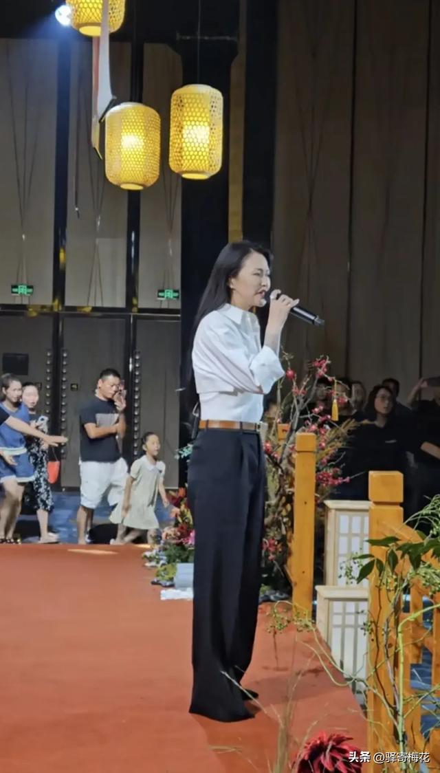 谭维维在外婆90岁生日宴上献唱，穿长袖却露出部分花臂，有点吓人