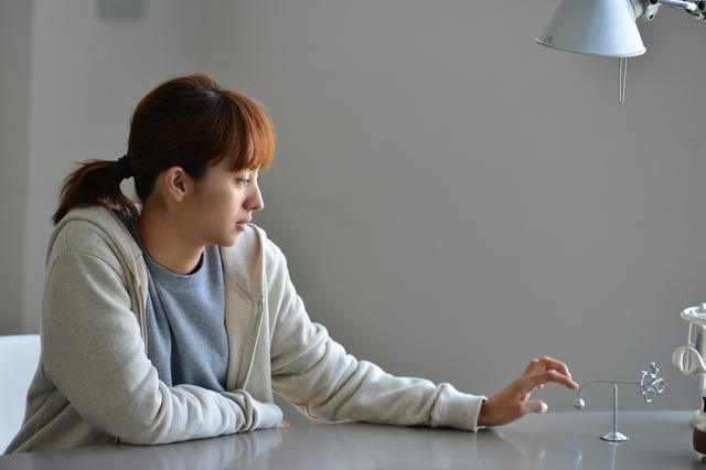 她被称为高阶版奶茶妹妹,出演日本灭门乱伦大戏心机女,被吐槽职业假笑