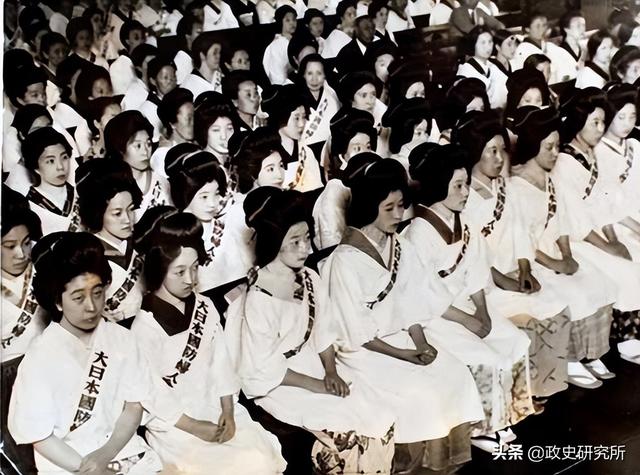 每年创收700亿美元,AV电影风靡全球,日本色情业为何如此发达?