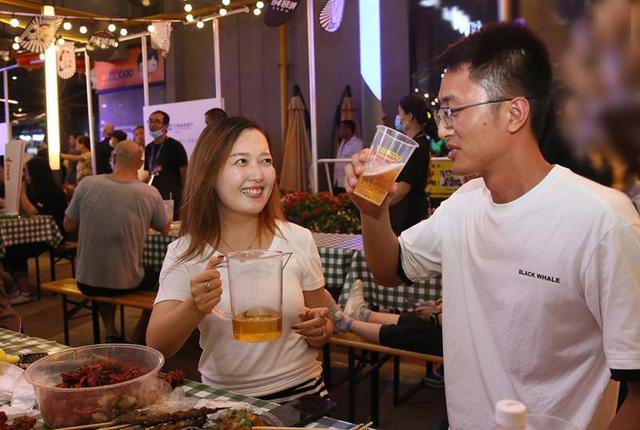 佳酿畅饮,夏夜狂欢,上海松江青岛啤酒节激情开幕……