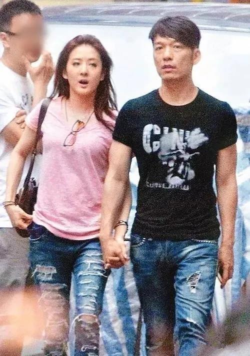 恋上51岁已婚大叔,32岁的香港女星当街失态,为爱着了魔?