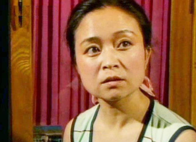 刘莉莉:30多岁相亲嫁圈外人,为家庭放弃事业,如今女儿成她骄傲