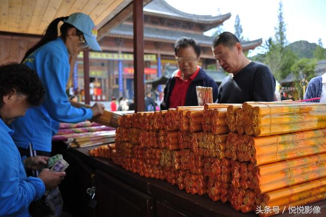 实拍：清明假期寺院上香礼佛10张图